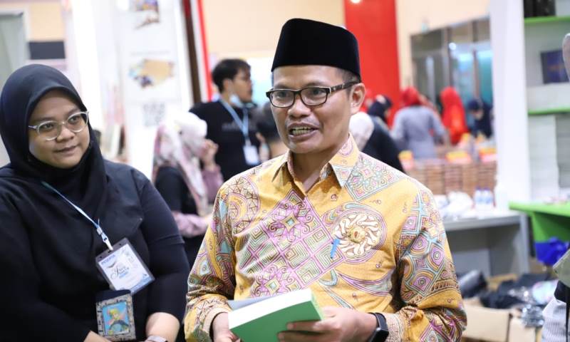 Direktur Urusan Agama Islam Dan Pembinaan Syariah Kemenag Adib